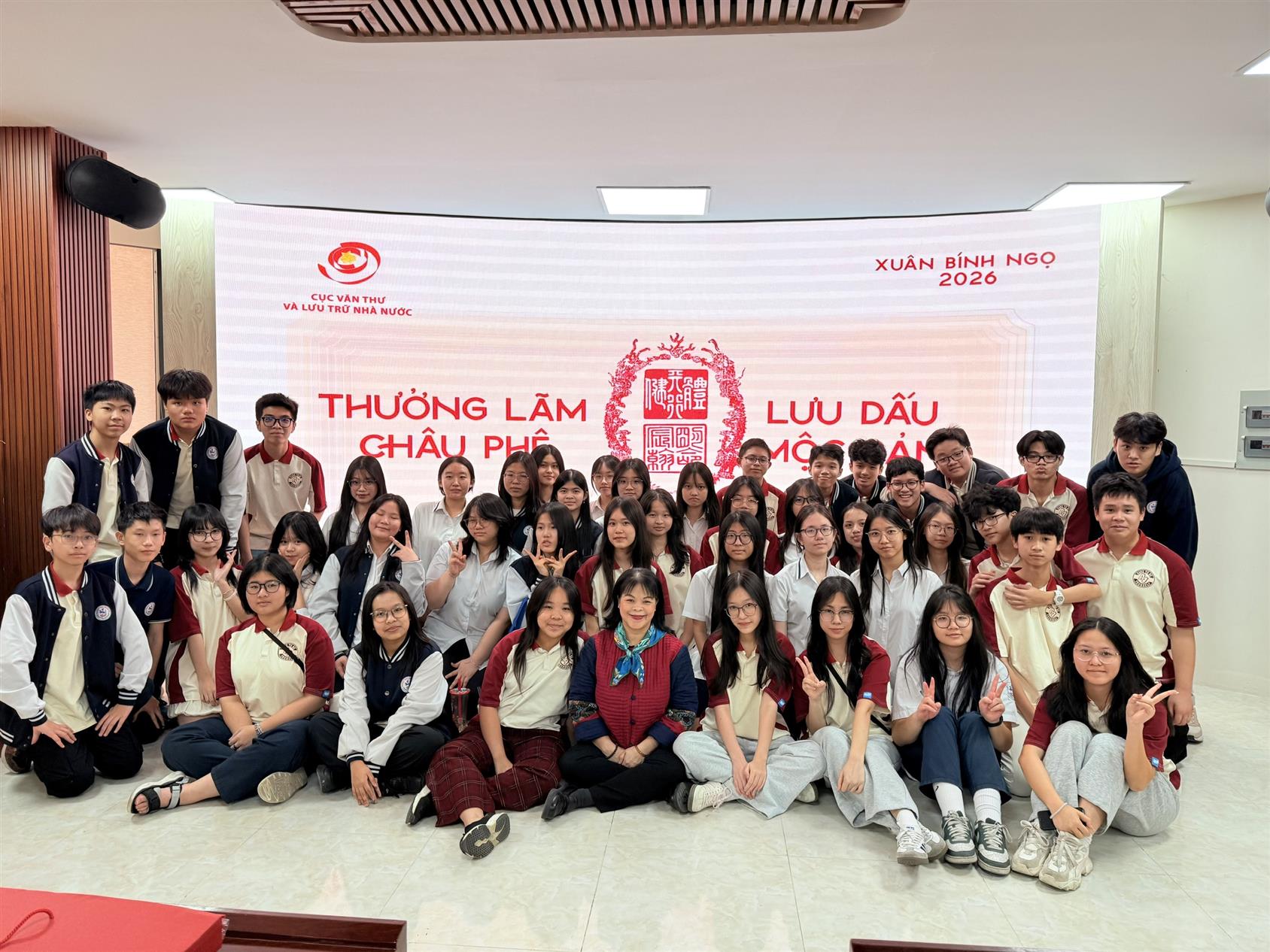 Đầu xuân, học sinh trường THCS Giảng Võ “Thưởng lãm Châu phê – Lưu dấu Mộc bản”