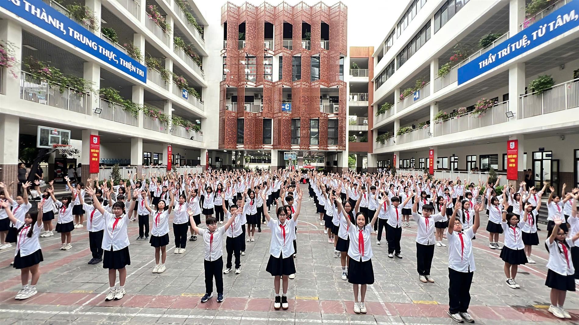 [Video]  "Hát vang trong kỷ nguyên mới" - Đồng diễn trong Ngày hội "Thiếu nhi vui khỏe - Tiến bước lên Đoàn"