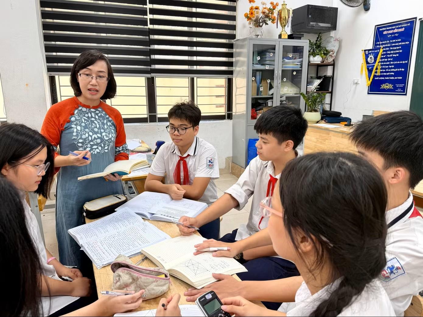Nắng như 'đổ lửa', học sinh Hà Nội vẫn say sưa ôn thi vào lớp 10