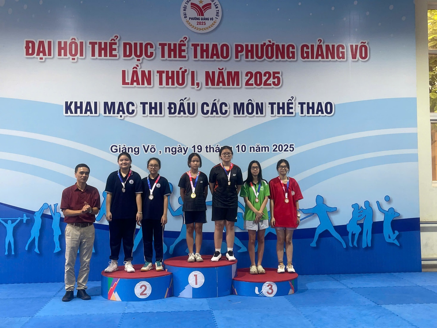 C:\Users\dell\Downloads\Nhì đôi nữ Cầu lông - Nhi phải.jpg