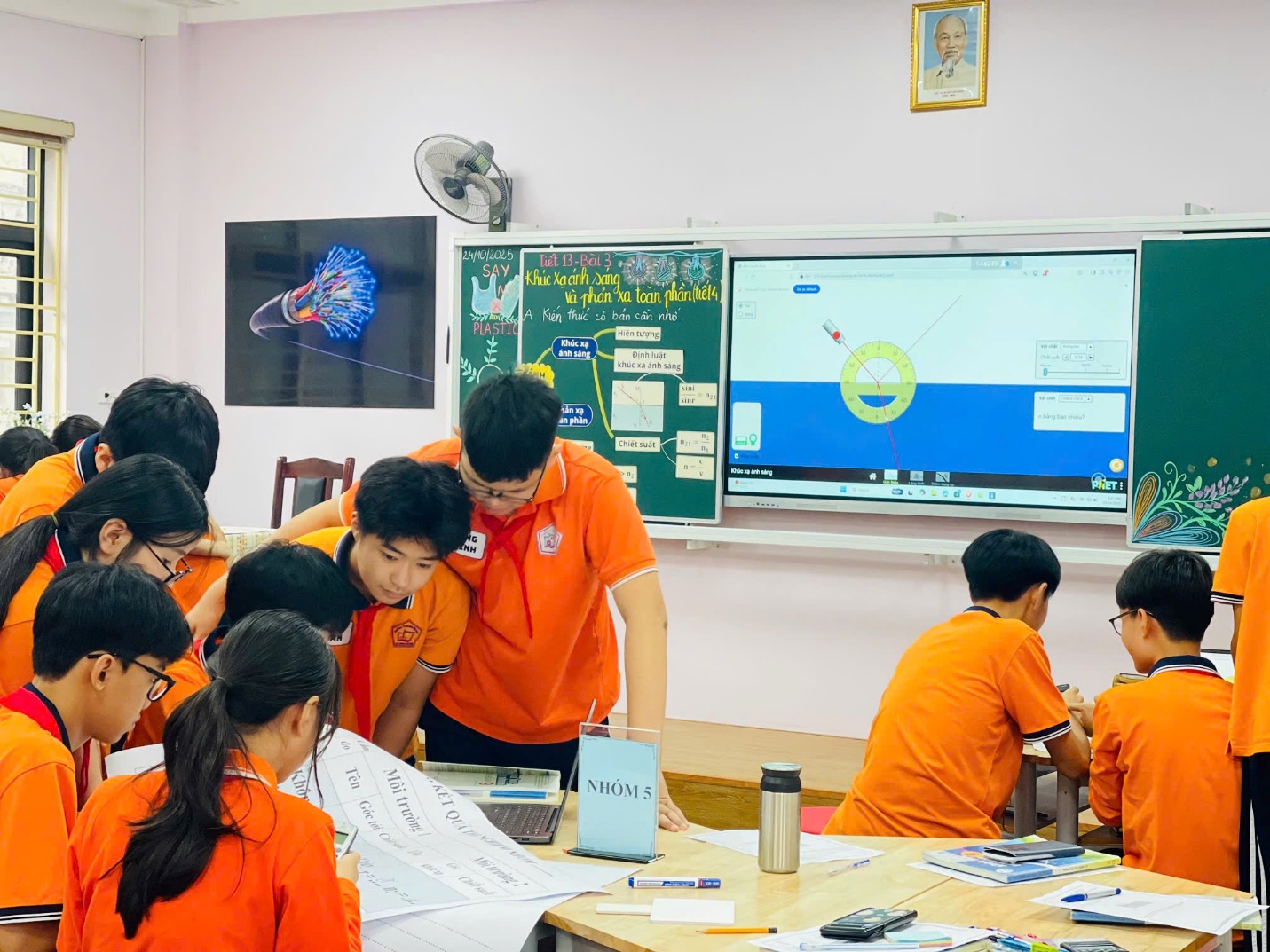 E:\TL CỦA YẾN\TRUYỀN THÔNG\CÁC BÀI VIẾT\BÀI VIẾT THÁNG 10-2025\Hs say sưa sử dụng phần mềm PhET.jpg