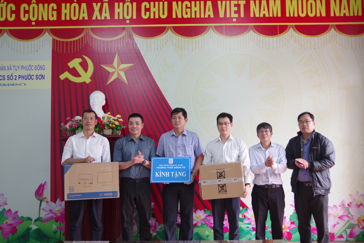 C:\Users\dell\Desktop\GV Phước Sơn máy tính.jpg