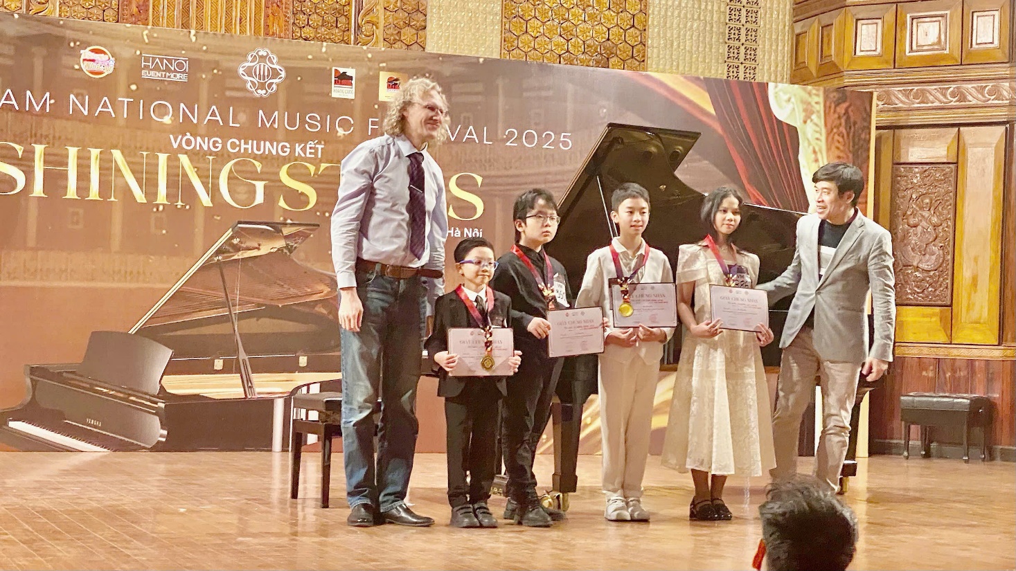 C:\Users\dell\Desktop\liên hoan Âm nhạc.jpg