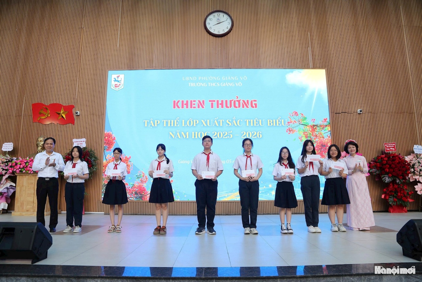 Ban Giám hiệu nhà trường khen thưởng tập thể lớp xuất sắc, tiêu biểu năm học 2025-2026. Ảnh: NM