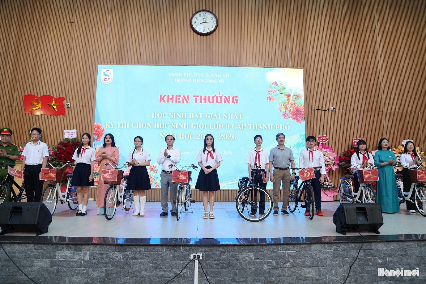 Trường THCS Giảng Võ tặng xe đạp cho các em học sinh đạt giải Nhất kỳ thi chọn học sinh giỏi lớp 9 cấp thành phố năm học 2025-2026. Ảnh: NM